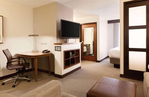 St. Johns Hotel | Quick Drive to The Vortex! Pet-Friendly Property w/Outdoor Pool, Free Parking!