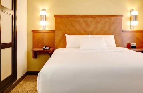 St. Johns Hotel | Quick Drive to The Vortex! Pet-Friendly Property w/Outdoor Pool, Free Parking!
