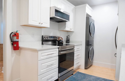 Earlewood House | Quiet 1 BR Near Downtown Fast Wi-Fi, Monthly-Stay, Full Kitchen, In-Unit Laundry