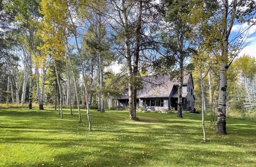River Meadows House | Quiet adventure retreat with acres of national forest land in your backyard