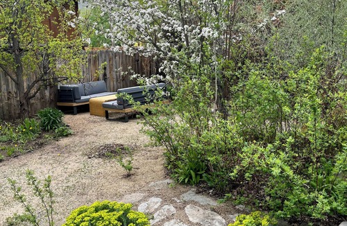 Hailey House | Quiet and Charming Old Hailey 2 br/1.5 ba Artist's Bungalow with Lovely Garden