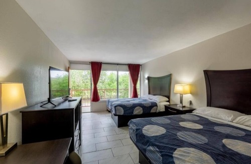 Beeville Hotel | Quiet Budget Stay Near Beeville Country Club | 4 Rooms Perfect for Group Stays!