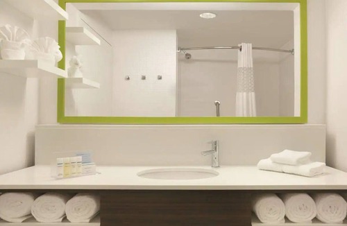 US 290 Hotel | Quiet & Clean Room for Family w/Pets | Steps to Cinemark Tinseltown Houston 290