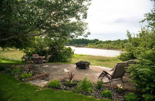 Edgar House | QUIET COUNTRY LIVING AT RIVER'S EDGE