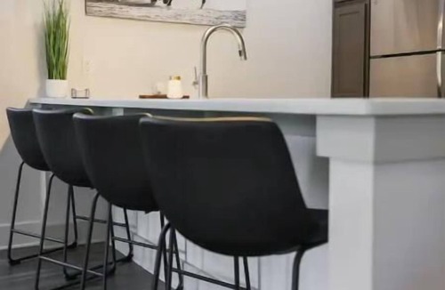 Sobro Condo | Quiet & Cozy but Still Fun-Free Parking & Pet Friendly! Book Now for Fall!