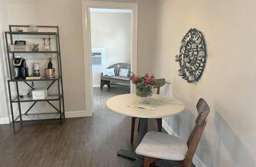 Manvel House | Quiet, Cozy Guesthouse with privacy