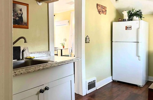 Riverfront Apartment | Quiet 'Hip Strip' Apartment at the Pink House