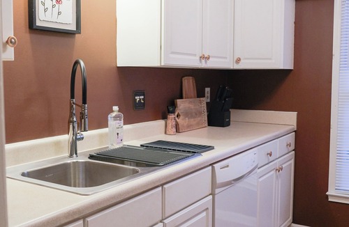 Winston - Salem House | Quiet & Modern. Close to WFU-Reynolda. Patio Fenced.