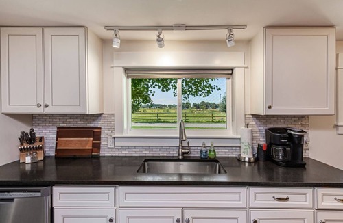 Four Corners House | Quite farm house in the country just minutes from town