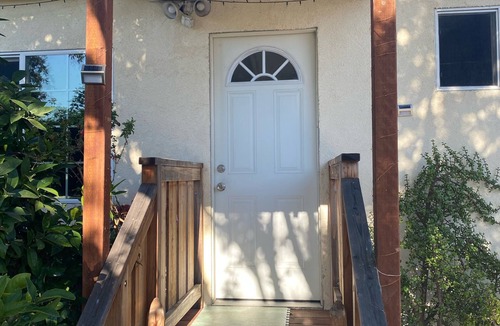 Hayward House | Quite private rooms w/bathroom — super close to Hayward airport
