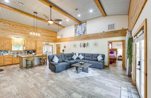 Quitman House | Quitman Lakefront Cabin w/Screened Porch & Grill!