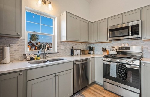 Dover Bay House | R and R Bungalow - 3 Bedroom 2 Bath Parkside Bungalow