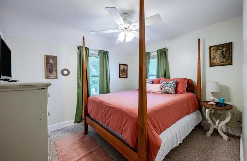 Toledo House | Rachel's Private Hideaway with king bed, kitchen, laundry, parking and big yard