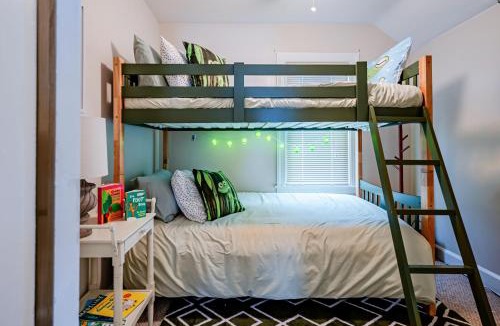Toledo House | Rachel's Private Hideaway with king bed, kitchen, laundry, parking and big yard