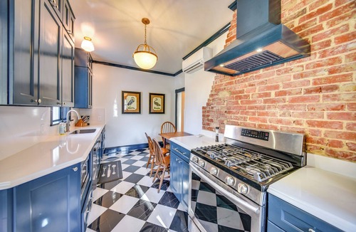 Zanoni Cottage | Radiant Gloucester House w/Private Porch!