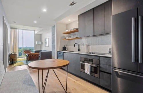Rainey Street Historic District Condo | Rainey St Condo | Heated Pool | Gym | Fireworks