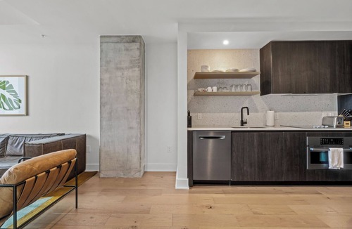 Rainey Street Historic District Apartment | Rainey St Condo | Heated Pool | Gym | Bar | DT ATX