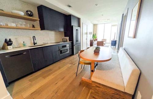 Rainey Street Historic District Condo | Rainey St Luxury Condo | Rooftop Pool & Gym
