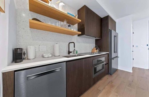 Rainey Street Historic District Apartment | 🎶 Rainey St Studio with Rooftop Pool + Skyline Views | Natiivo Honor 🌇