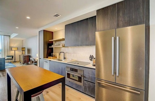 Rainey Street Historic District Condo | Rainey Street condo w/lake & sunset-view balcony - rooftop pool & gym