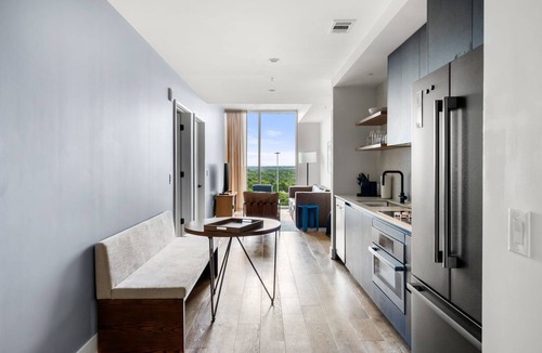 Rainey Street Historic District Condo | Rainey Street King Suite l Rooftop Pool