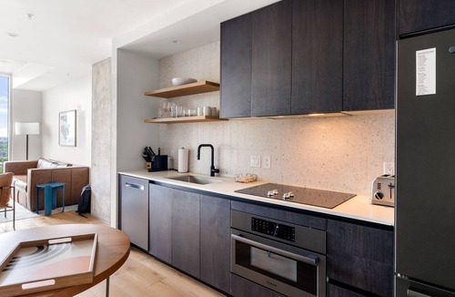 Rainey Street Historic District Condo | Rainey Street King Suite l Rooftop Pool