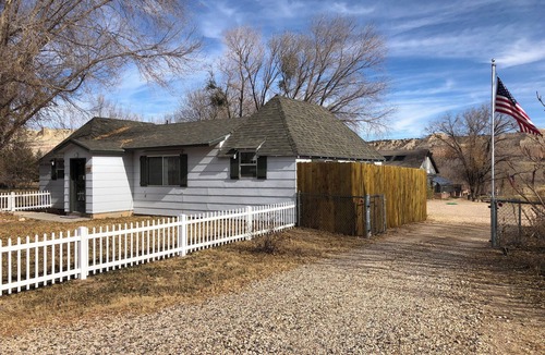 Cannonville House | Ranger Dave's Historical Cabins, 15 miles to Bryce 3 bedrooms 2 baths