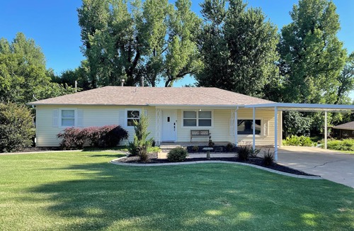 Mustang House | Recharge at our family friendly home in Mustang! Close to the airport!