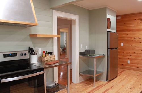 Whiteville House | Reconnect with Nature Farmhouse sleeps 6, two large bathrooms, full kitchen,