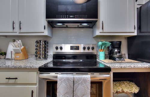 Snellville House | Red Door- Sleeps8- gameroom-firepit-serene backyard