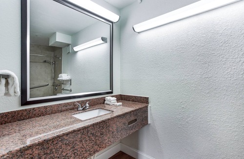 Monteagle Hotel | Red Roof Inn Monteagle - I-24