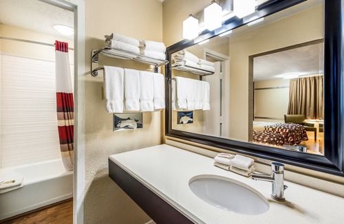 Wapakoneta Hotel | Red Roof Inn & Suites Wapakoneta