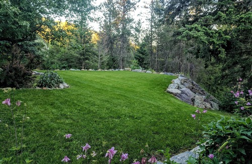 Coram House | Redneck Kabin. Enjoy the deck and hot tub after day in the Park
