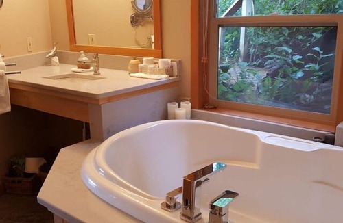 Ucluelet Bed & Breakfast | Reef Point Oceanfront B & B