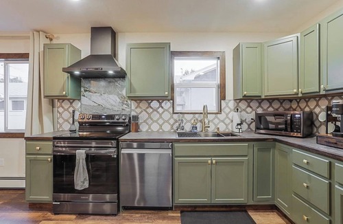 Livingston House | Refined 6BR Moose & Bear Lodge by Sweetheart Stays