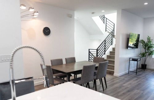 NoHo Arts District House | REFINED CONTEMPORARY 3-BEDROOM HOME RECENTLY BUILT IN 2021 (p52)