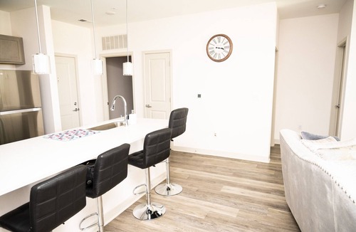 Whitestown Apartment | Regal Apt with King & Queen Bed for Long-Term Stay