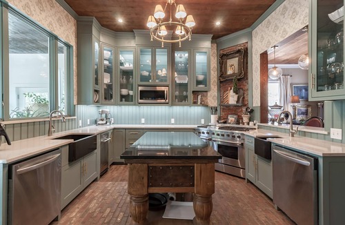 Pilot Point House | Relax and rewind and the Victorian retreat