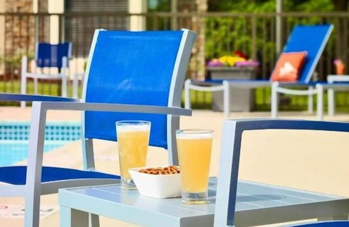 Auburn Hills Hotel | Relax by the Pool & Enjoy Free Breakfast! Comfortable Stay at Auburn Hills!