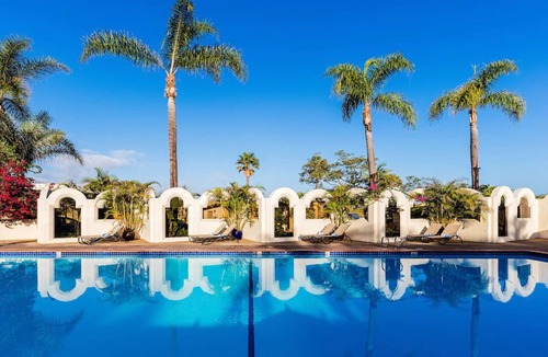 Central Mission Beach Hostel | Relax in Between Adventures! Free Parking, Pet-friendly Property w/Outdoor Pool