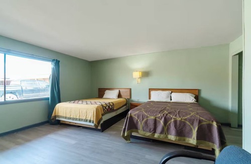 Clute Hotel | Relax in Peace - 2 Rooms Near Lake Bend – Just Over 1.6 Miles Away!