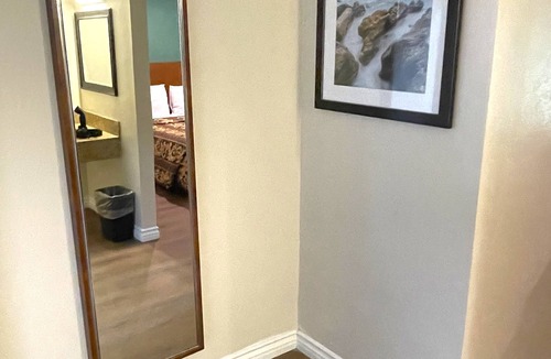 Mid-Wilshire Hotel | Relax Inn Motel