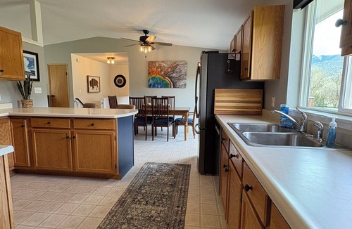 Gardiner House | Relax on the Yellowstone River with Gorgeous Mountain Views