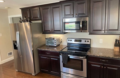 North Hills House | Relax, Shop, Dine, or Explore North Hills Main