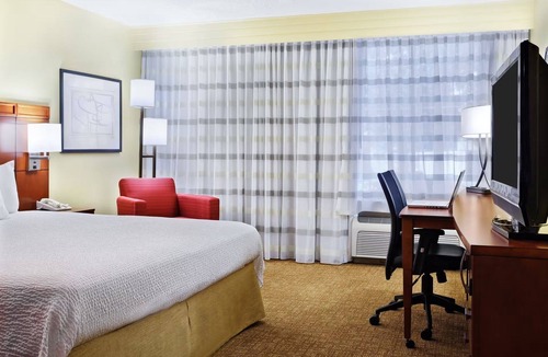 Brookhollow Hotel | Relaxing 1 King Unit Near Buffalo Bayou Park and Art Car Museum