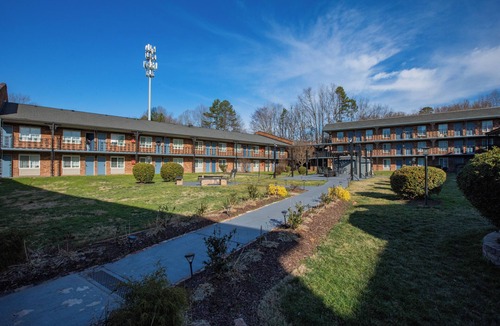 Sheffield Park Apartment | Relaxing Apt mins from local parks and hospitals in Charlotte NC, 2410