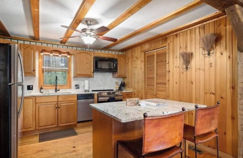 Bellville Cabin | Relaxing Cabin Getaway with hot tub and fire pit