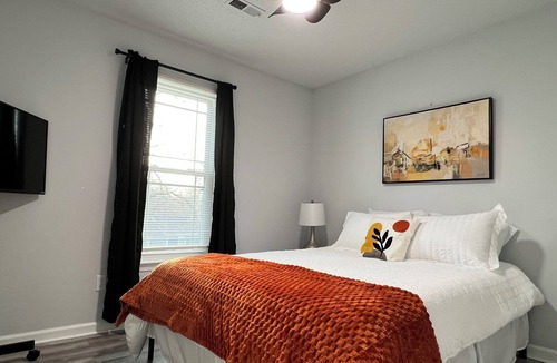Greensboro House | Relaxing Greensboro Stay With King Bed