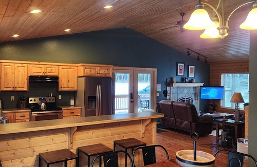 Lazy Acres House | Relaxing Hot Tub, Scenic Views, Mins to Yellowstonen- Lone Pine Lodge