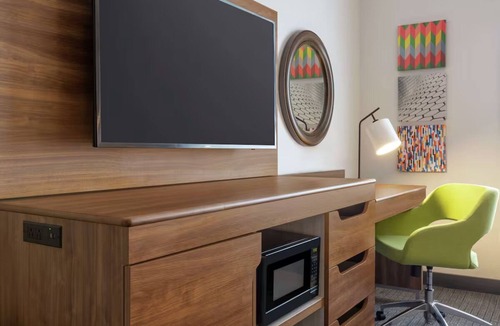 Houston Hotel | Relaxing Houston Stay w/Parking, Indoor Pool Access | Star Cinema Grill - 5.3mi